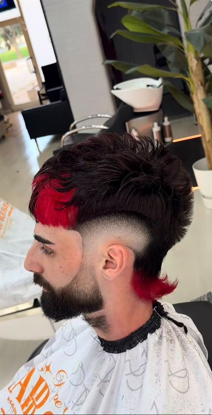 Mullet con fade y mechas rojas