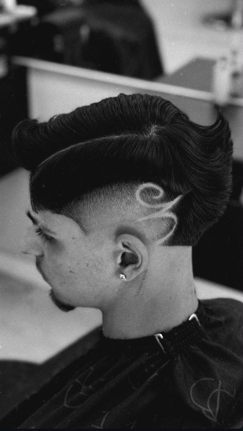 Corte con fade y diseño de líneas a navaja