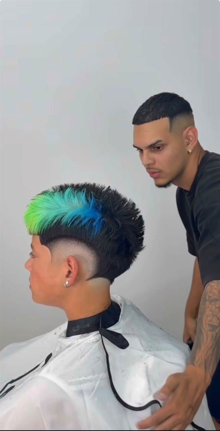 Félix junto a un cliente con el pelo teñido de verde y azul