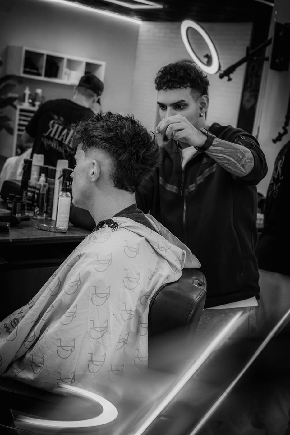 Félix cortando el pelo a un cliente
