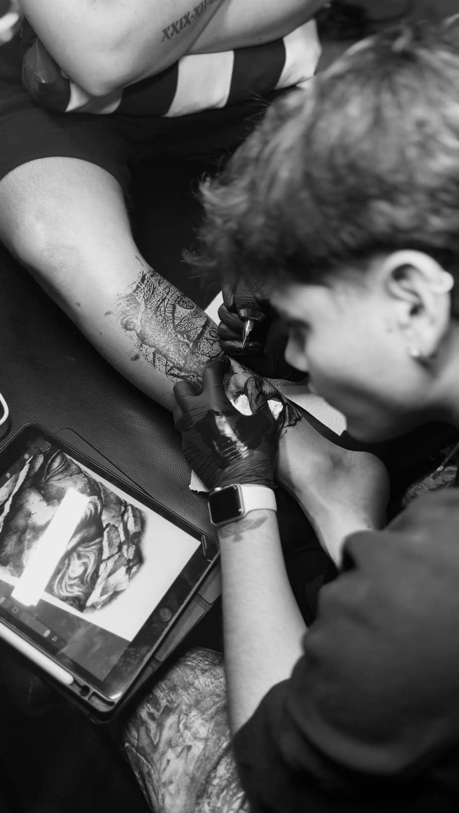 Manu tatuando con el diseño en la tableta