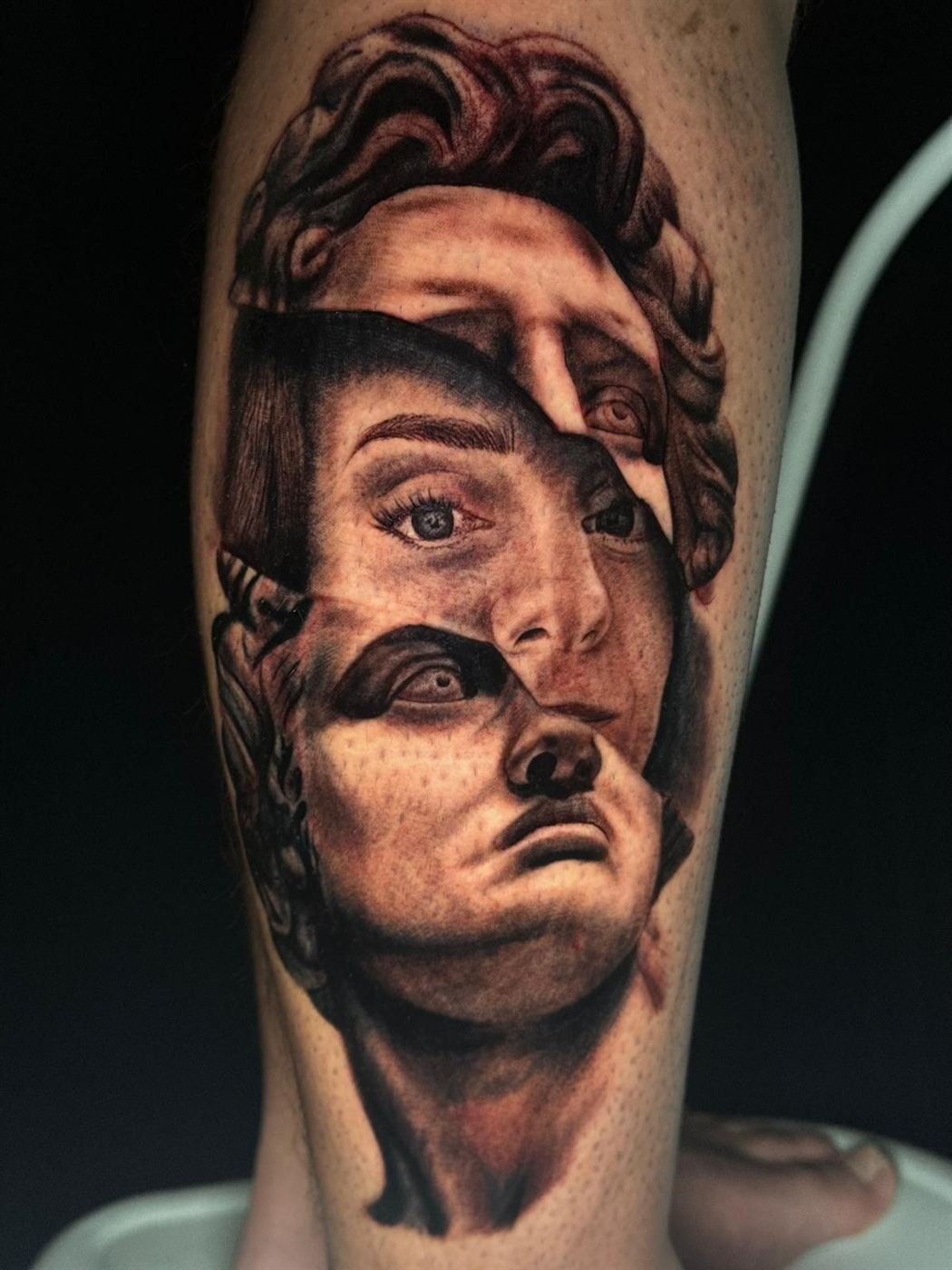 Retrato realista fragmentado que mezcla un rostro y una estatua clásica, en la pierna