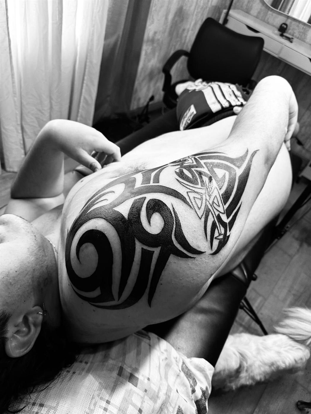 Tribal en negro sólido sobre el hombro y el pecho