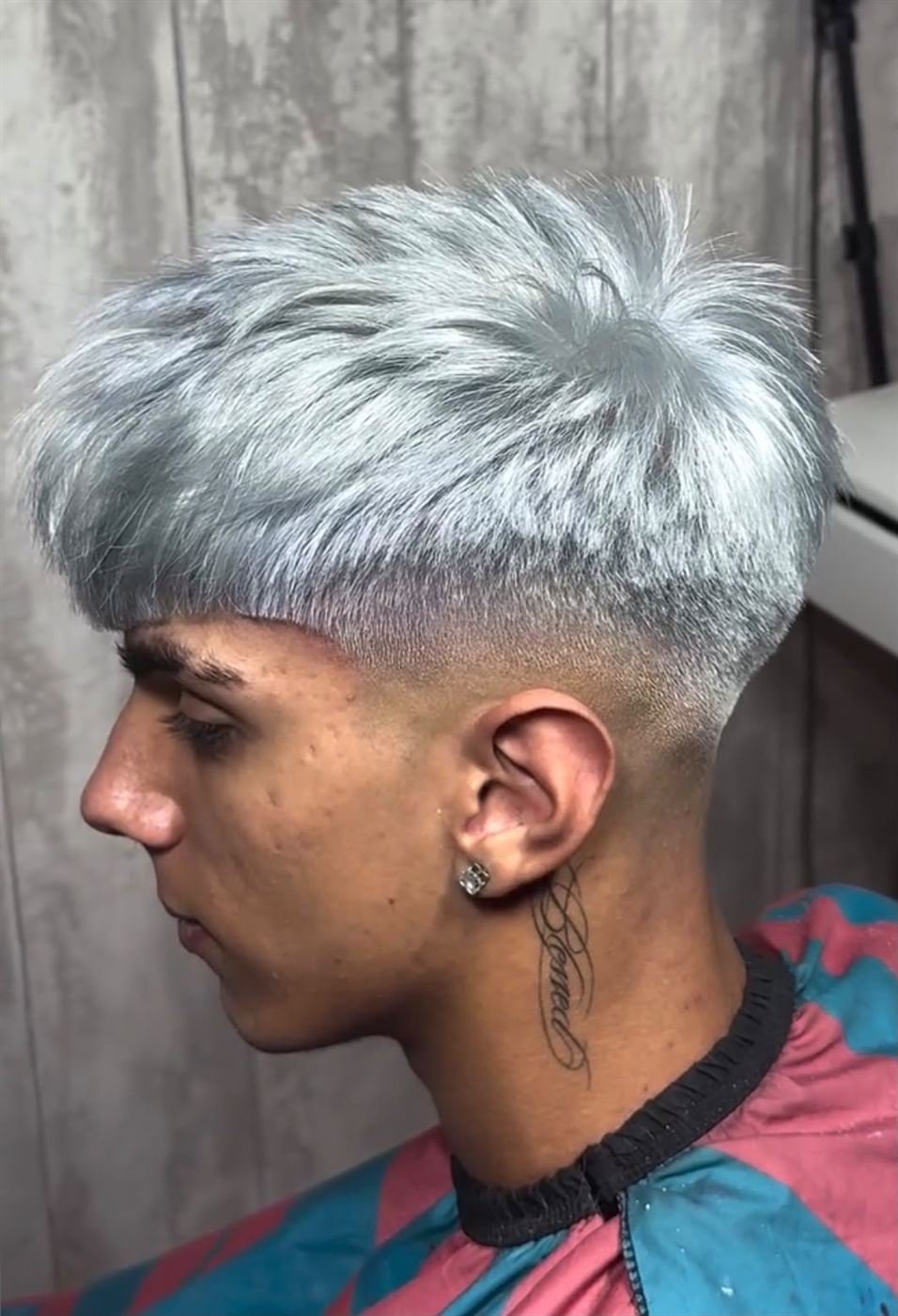 Fade con textura y tinte platino gris